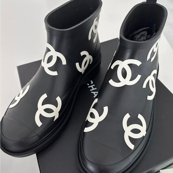 Chanel RAIN BOOTS WHITE CC LOGO BRAND NEW W/ receipt 41 - Picture 2 of 6
